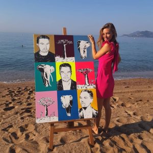 Manon Soubeyran âme d'artiste à côté d'une de ses œuvres